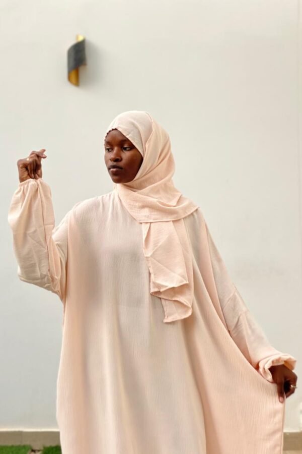 Robe avec voile intégré